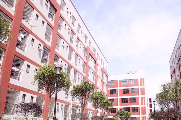 四川省商務(wù)學(xué)校開展防控消毒工作