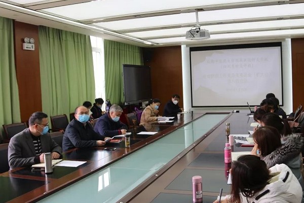 四川省針灸學(xué)?？挂邚?fù)工兩手抓