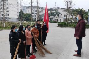 四川中職院校樂山市旅游學校開展周末衛(wèi)生大掃除活動