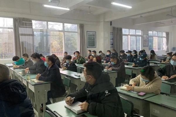 成都高中學校成藝附中開展防控培訓會