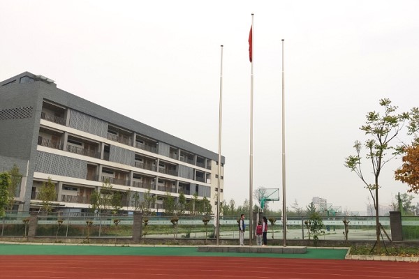 四川師范大學(xué)幼師學(xué)院領(lǐng)導(dǎo)國(guó)旗下講話