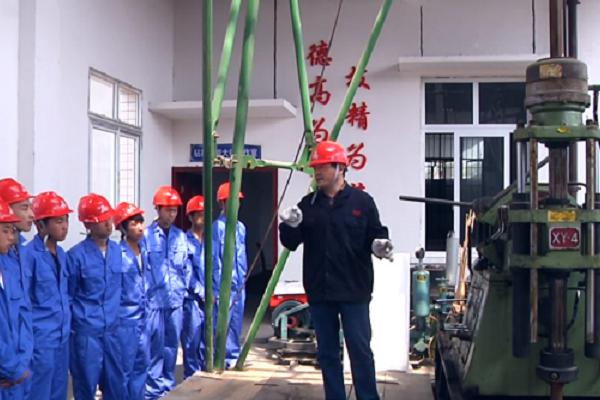 四川礦產(chǎn)機(jī)電技師學(xué)院老師在上課