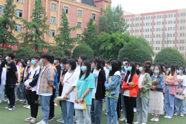 成都希望職業(yè)學校開展防震演練