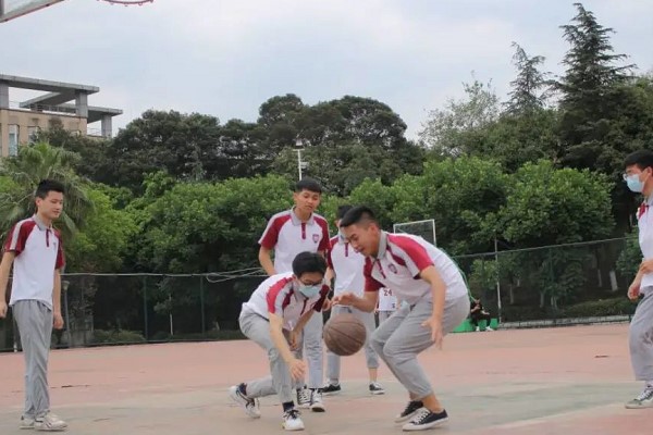 四川城市技師學院的孩子們