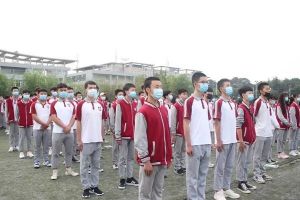 四川城市技師學院舉行升旗儀式