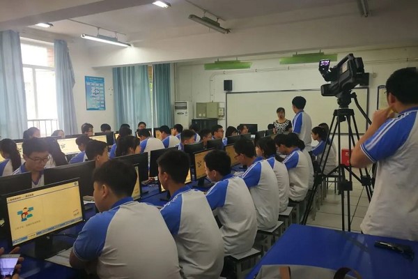 成都蜀興職業(yè)學(xué)校計算機(jī)專業(yè)同學(xué)在上課