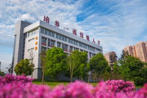 自貢職業(yè)技術(shù)學(xué)校順利通過省二級達標(biāo)驗收