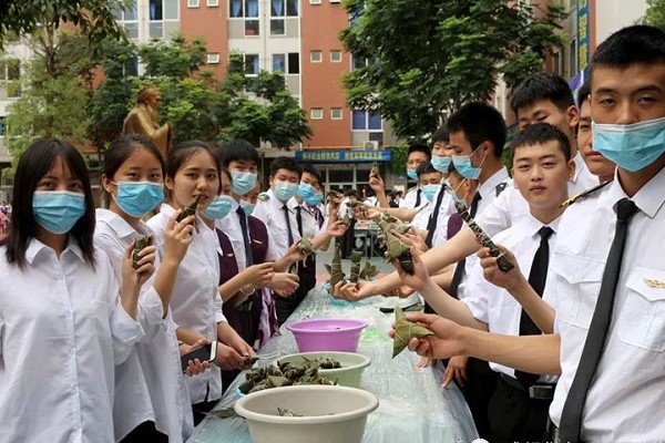 成都華商理工職業(yè)學校舉行迎端午實踐活動