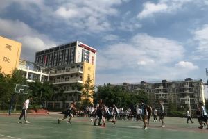 四川職業(yè)中專學校蜀興職中與建筑職中舉行籃球賽