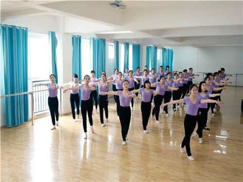 四川現(xiàn)代藝術(shù)學(xué)校歌舞表演專業(yè)是熱門專業(yè)嗎