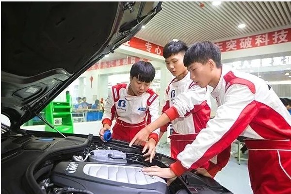 成都萬通汽修學(xué)校汽車營銷與服務(wù)專業(yè)