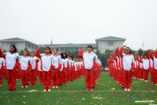 領(lǐng)川實(shí)驗(yàn)學(xué)校是在鎮(zhèn)上嗎