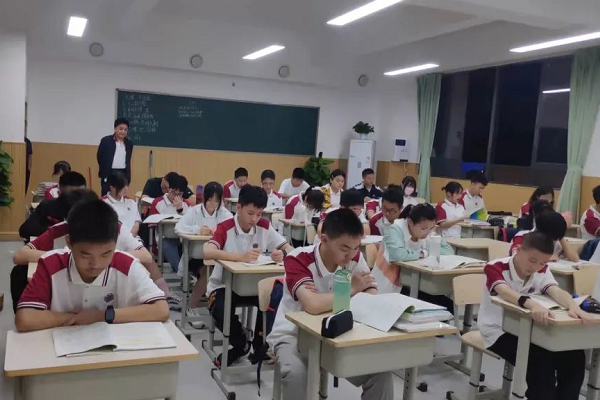 成都市郫都區(qū)川科外國語學(xué)校管理怎么樣