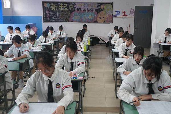 華商理工職業(yè)學校學費