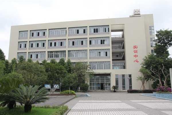 成都華商理工職業(yè)學(xué)校