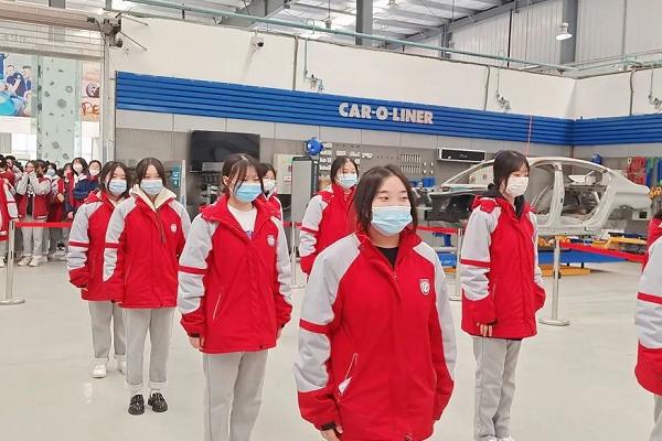 四川城市技師學(xué)院舉辦禮儀操比賽