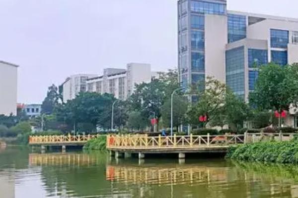 德陽科貿(mào)職業(yè)學(xué)院是公辦還是民辦學(xué)校