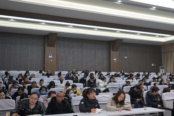 安仁中學(xué)召開期末教職工大會