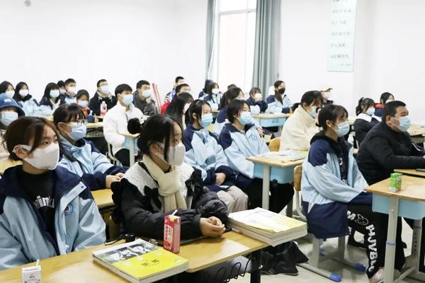 四川五月花技師學院校服