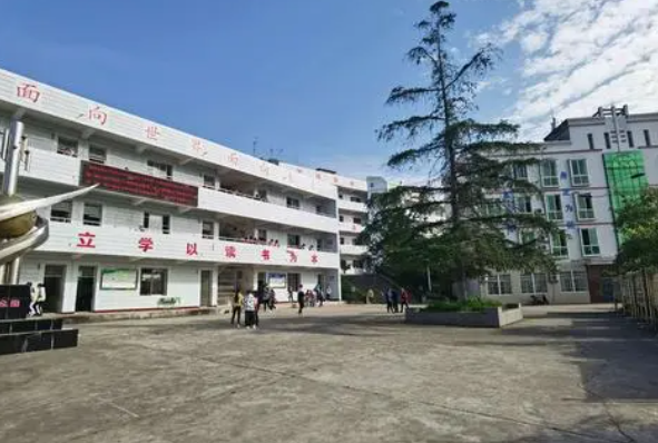 鹽亭縣八角職業(yè)高級(jí)中學(xué)