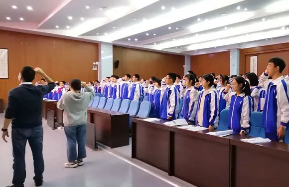 成都石室蜀都中學(xué)舉行團校開班典禮