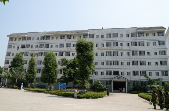 樂山市市中區(qū)育賢中等職業(yè)學校漂亮嗎
