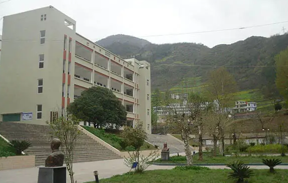 西昌交通學(xué)校