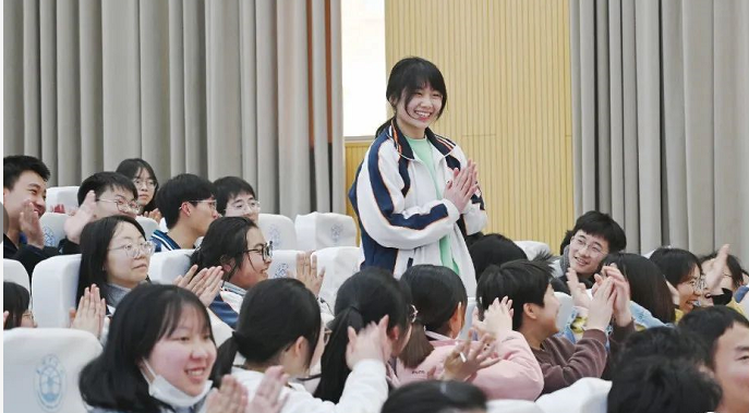 青神中學(xué)舉行總結(jié)表彰大會(huì)
