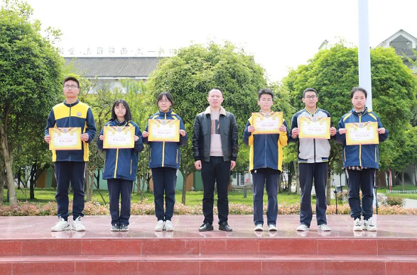 都江堰市領(lǐng)川實(shí)驗(yàn)學(xué)校舉行月考表彰大會(huì)
