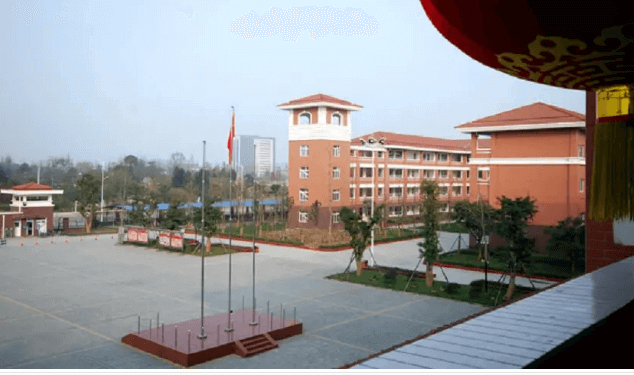 崇慶中學(xué)是公立嗎?學(xué)校在哪里?在報(bào)讀一所自己喜歡的學(xué)校的時(shí)候，大家都喜歡多了解一下學(xué)校的性質(zhì)，這樣可以判斷這個(gè)學(xué)校的位置，每個(gè)學(xué)校都有自己的特色，在這里，小編介紹一下崇慶中學(xué)性質(zhì)的相關(guān)情況希望可以幫助到大家。