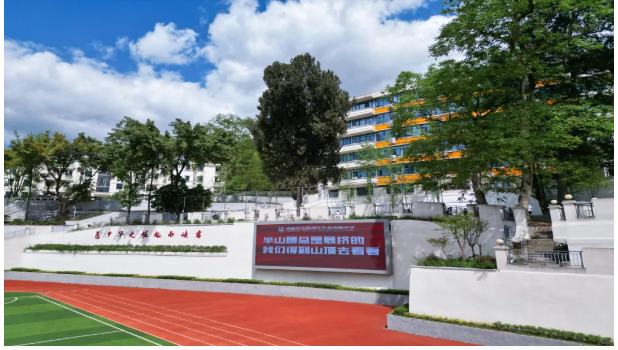 成都市龍泉驛區(qū)東競(jìng)高級(jí)中學(xué)