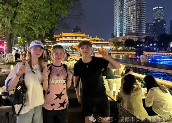 成都市實外西區(qū)學(xué)校