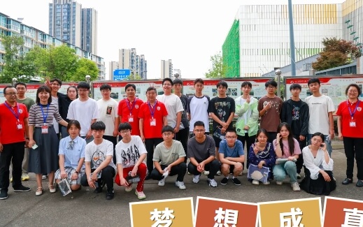成都市龍泉驛區(qū)東競高級中學(xué)
